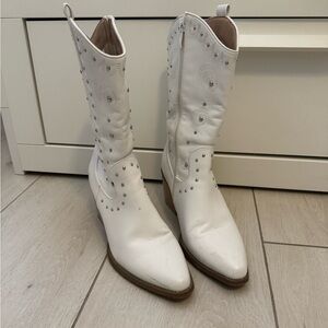 Dream Pairs White Studded Heeled Boots
